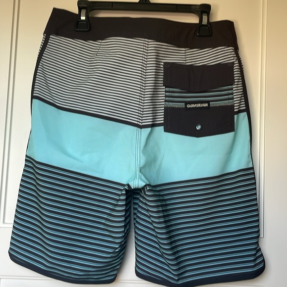 NWT Quick Silver board shorts size 27 youth - Picture 2 of 7